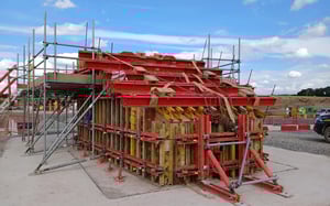 Filary kładki HS2 W129 w Coventry – szalunki PERI