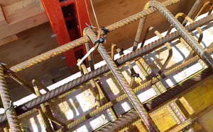 Capteur thermocouple TrIIIple fixé à une barre d'armature