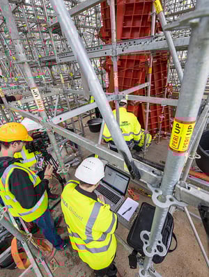 Gli operai addetti alla costruzione controllano il processo di betonaggio