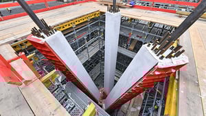 Smontaggio delle colonne nel foyer della sede centrale di Heidelberg Materials AG